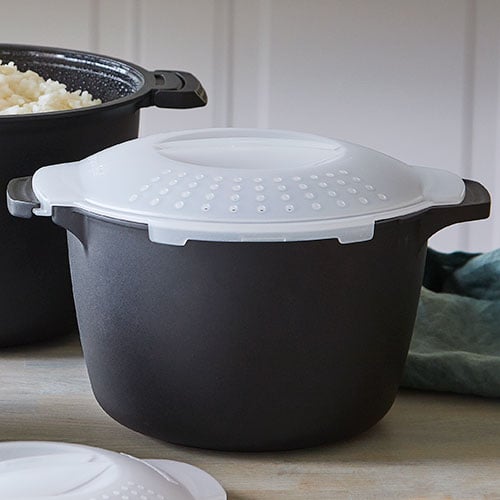 The Pampered Chef, Kitchen, Pampered Chef Quart Micro Cooker Black  Microwave Safe Bowl W Lid Strainer New